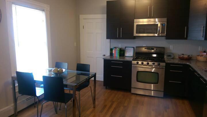Renovated, 10 Min From The City Boston Room photo