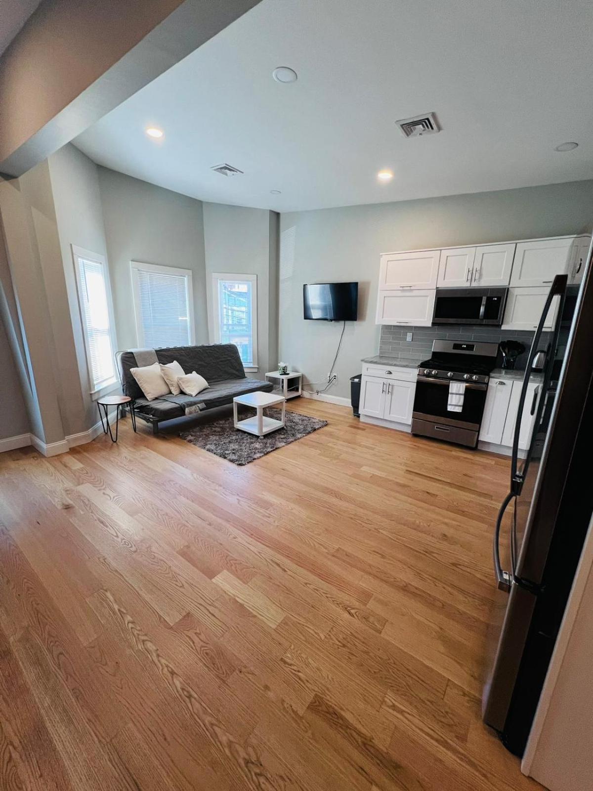 Renovated, 10 Min From The City Boston Exterior photo